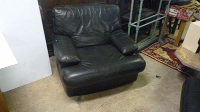un fauteuil inclinable en cuir noir dans une pièce