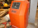 une machine orange qui se trouve dans un garage