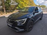 une voiture noire garée sur le bord de la route