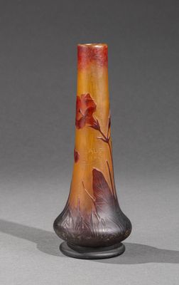 un vase orange et rouge posé sur une table