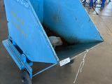 un chariot bleu qui se trouve au milieu d'un entrepôt