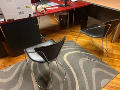 une chaise qui se trouve devant un bureau
