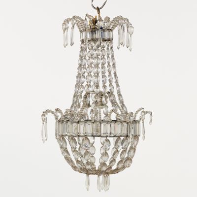 un grand lustre en cristal suspendu au plafond