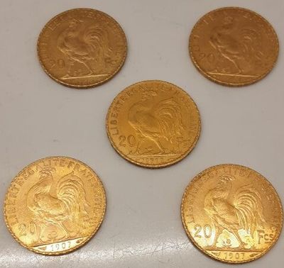 quatre pièces d'or sur lesquelles sont représentés une femme et un homme