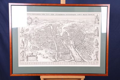 une vieille carte de la ville de Londres exposée dans un cadre en bois