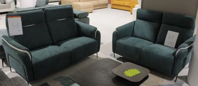deux canapés et une causeuse dans un magasin