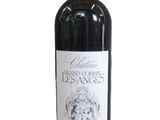 une bouteille de vin rouge avec une étiquette blanche sur fond blanc