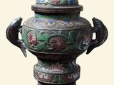 un grand vase surmonté d'un chien