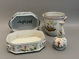 trois types différents de vases et de coupes posés sur la table