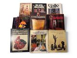 un grand nombre de livres posés sur une table