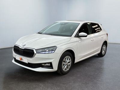 une voiture blanche garée dans une pièce au sol noir