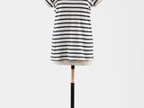 un t-shirt rayé blanc et noir sur un présentoir pour mannequin