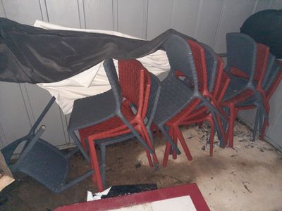 un grand nombre de chaises dans une pièce