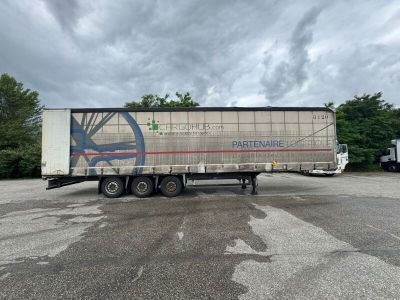 un camion semi-remorque garé dans un parking