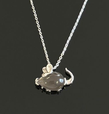 Collier plaqué argent orné d'un éléphant en pierre grise, monté sur une chaîne en argent
