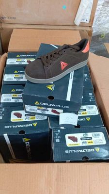 une boîte de chaussures empilées les unes sur les autres