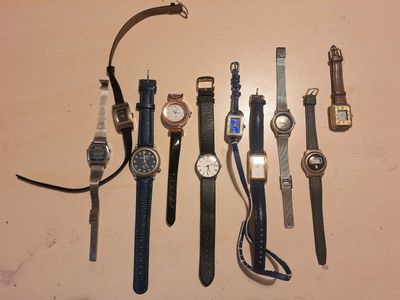 un grand nombre de montres posées sur une table