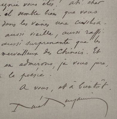 gros plan d'une lettre écrite à la main sur un morceau de papier