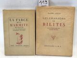deux livres posés l'un à côté de l'autre sur une table