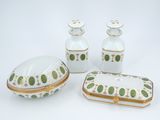 trois pièces en porcelaine sur un fond blanc