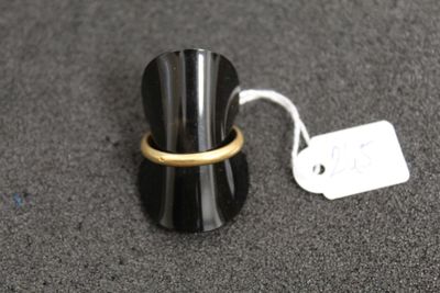 un anneau posé sur un objet noir