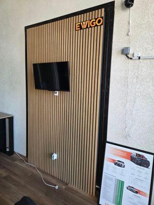 une télévision fixée au mur dans une pièce