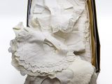 une boîte contenant beaucoup de vêtements blancs