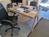 un bureau avec un ordinateur et une chaise devant