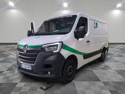la photo d'une camionnette blanche garée dans un garage