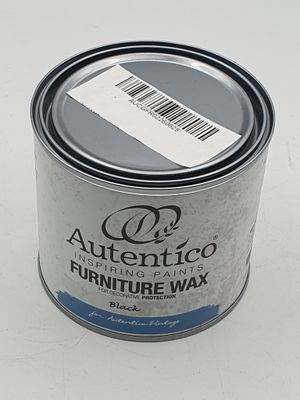 une photo d'un pot de cire pour meubles posé sur une surface blanche