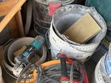 de nombreux seaux et outils qui traînent par terre