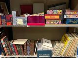 beaucoup de livres sur les étagères de la pièce