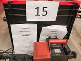 un grand nombre d'outils posés sur le sol