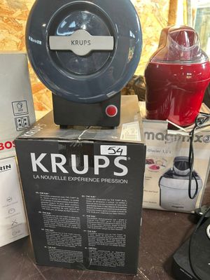 une boîte de Krups à côté d'un mixeur et d'un mixeur