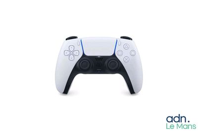 gros plan d'une manette de jeu vidéo sur une surface blanche