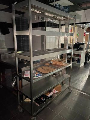 étagères en acier inoxydable dans une cuisine professionnelle offrant un vaste plan de travail