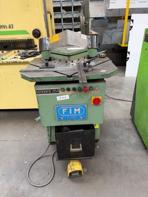 une machine posée sur le sol dans le garage