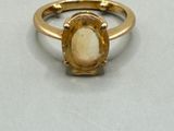 une image d'une bague en or avec une pierre au centre