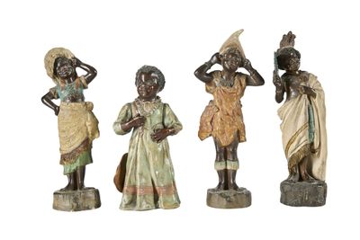 trois figurines représentant des femmes africaines coiffées de chapeaux