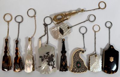 a lot of key chains that are hanging on the wall