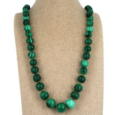 Collier composé d'un rang de boules irrégulières de malachit…
