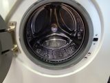 une machine à laver posée sur le sol