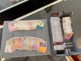 beaucoup de cartes dans une boîte posée sur la table