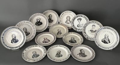 plusieurs plaques sur lesquelles figurent des images en noir et blanc de personnes