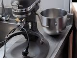 une photo d'une cuisine avec un mixeur et un saladier posés sur le plan de travail