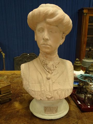 Jean PEGUET (XIXème) « buste de femme ». Plâtre à double teinte. ...