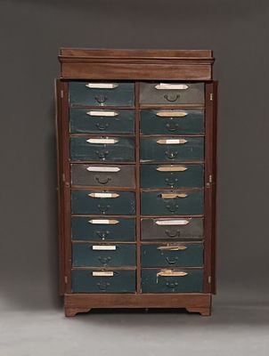 une vieille armoire en bois comportant de nombreux tiroirs