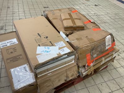 une pile de cartons posée sur un carton