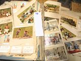 beaucoup de vieilles cartes postales posées sur une table