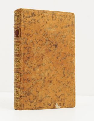 un vieux livre posé sur une surface blanche